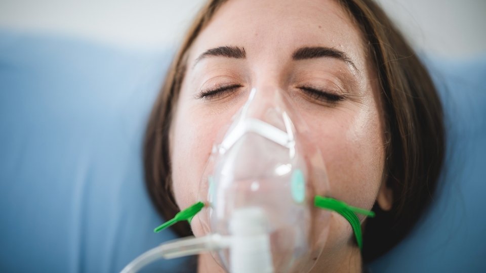 crack lung hero image of a woman wearing an oxygen mask.